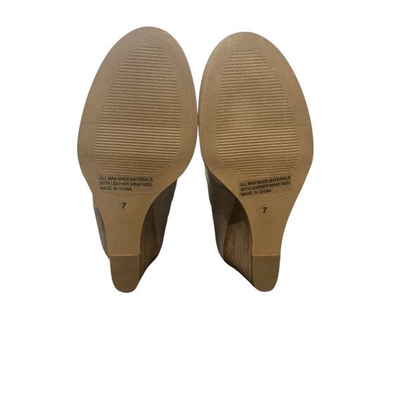 New! DV by Dolce Vita Gerdy Wedge Comfort Bootie in Beige - Size 7 - Picture 9 of 9